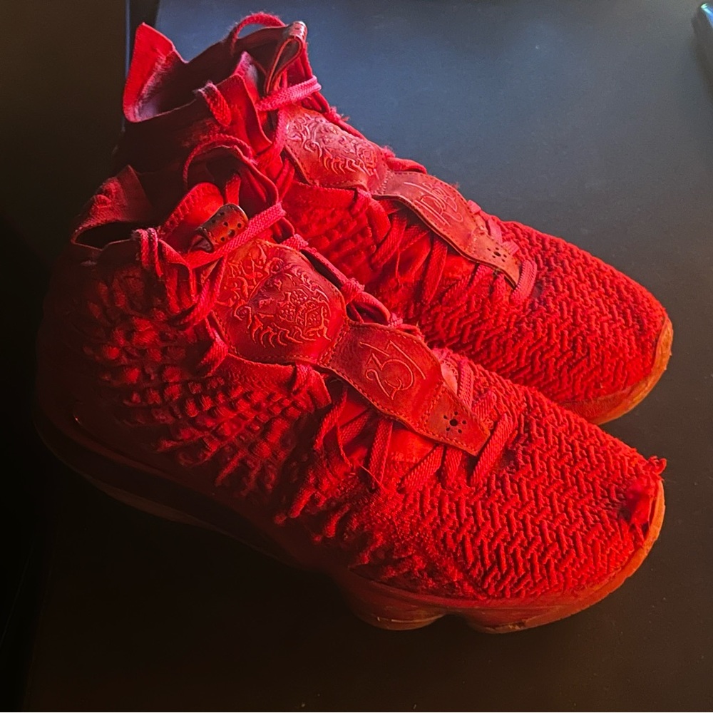 Nike LeBron 17 - Red Carpet (size 12)